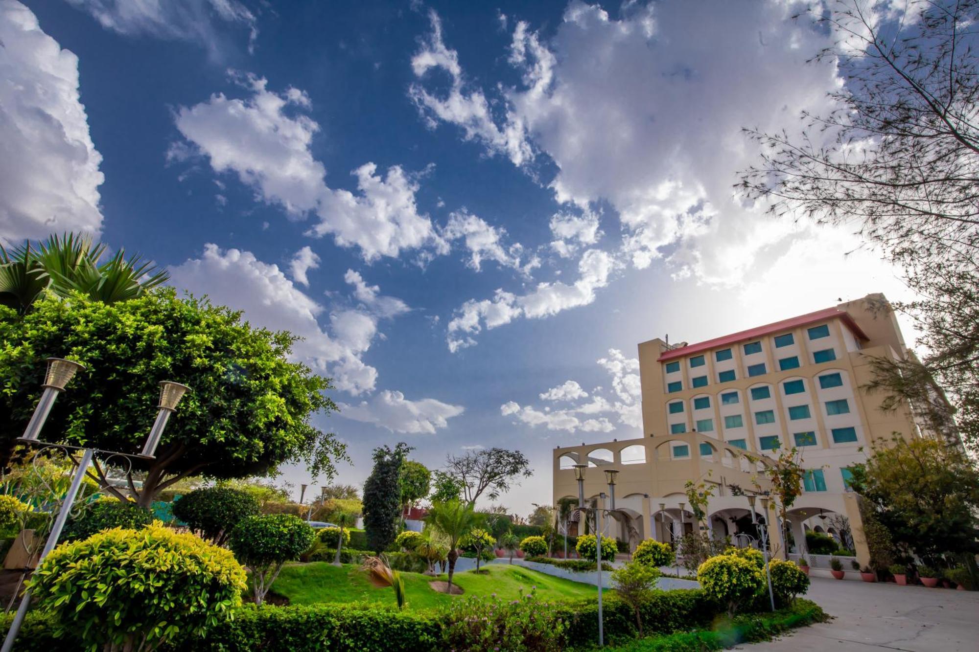 Ramada By Wyndham Jaipur Jaisinghpura Hotel Ngoại thất bức ảnh