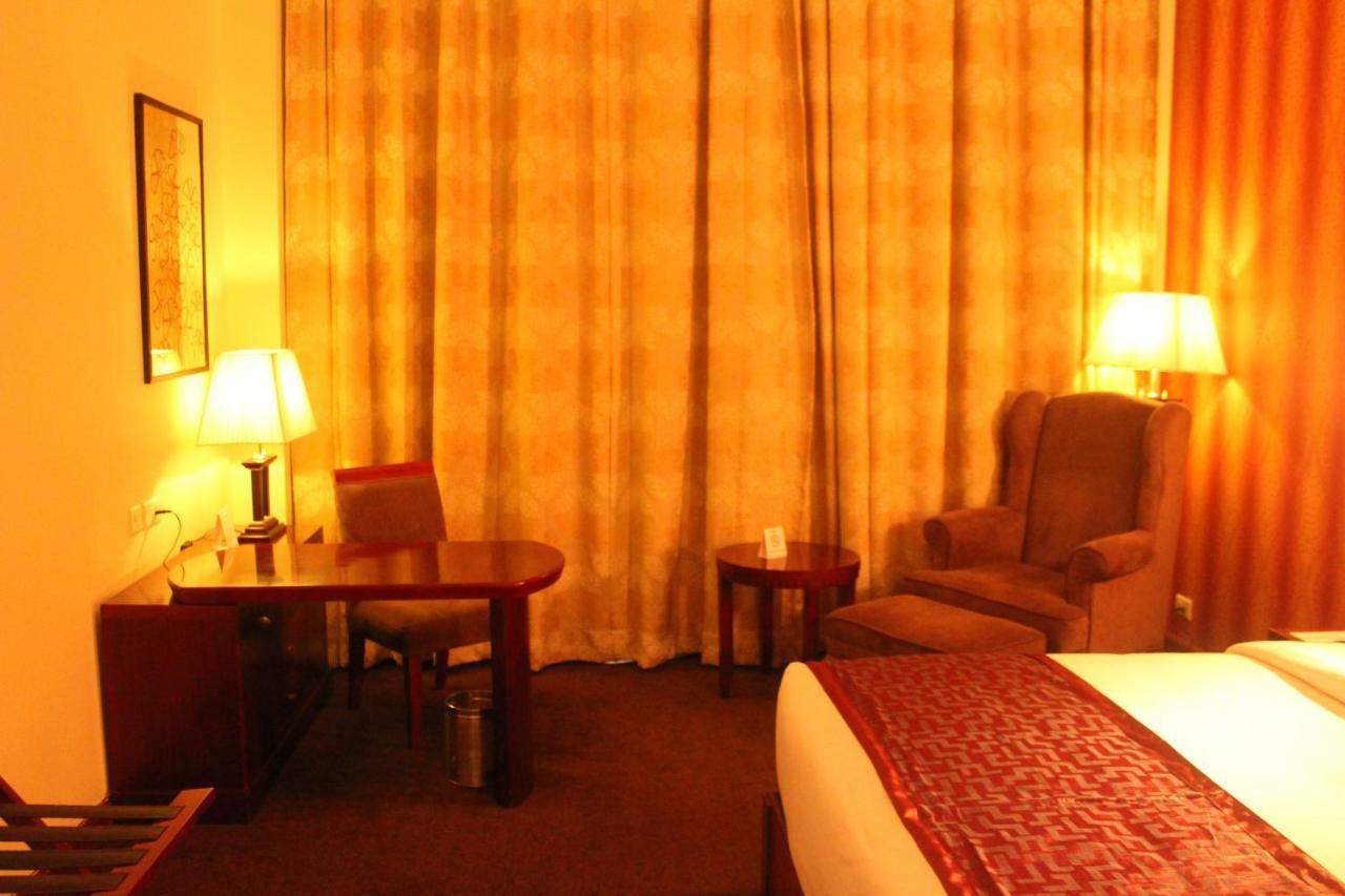 Ramada By Wyndham Jaipur Jaisinghpura Hotel Ngoại thất bức ảnh